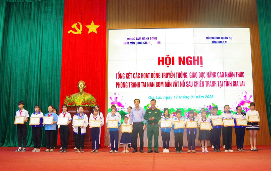 Ban tổ chức cuộc thi “Đại sứ học đường trong khắc phục hậu quả bom mìn, vật liệu nổ do chiến tranh để lại” trao thưởng cho học sinh đoạt giải cao. Ảnh: H.L