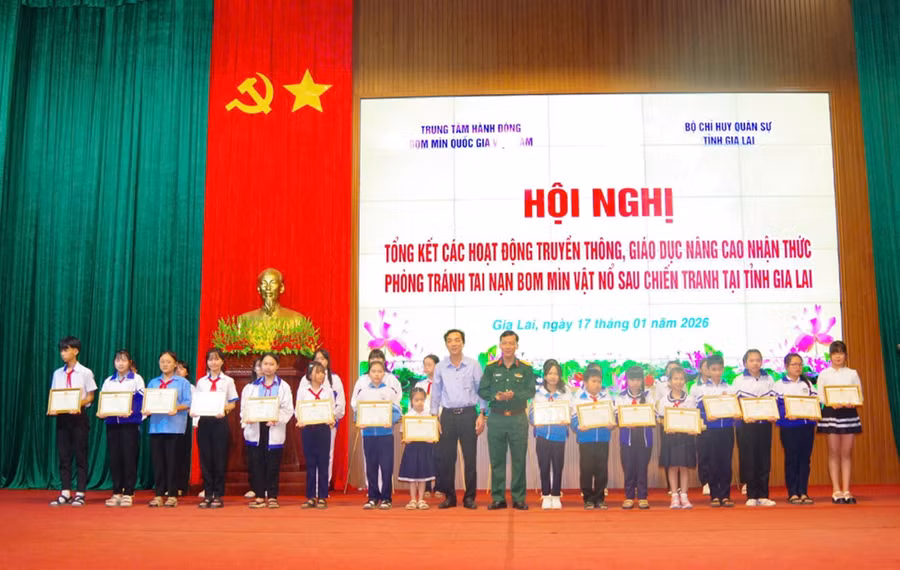 Ban tổ chức cuộc thi “Đại sứ học đường trong khắc phục hậu quả bom mìn, vật liệu nổ do chiến tranh để lại” trao thưởng cho học sinh đoạt giải cao. Ảnh: H.L