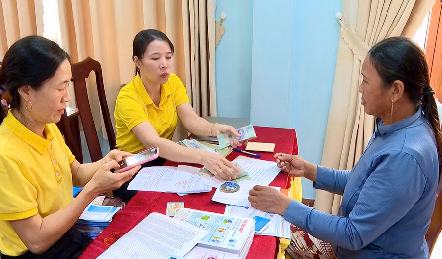 Người dân xã Cát Tiến nhận hỗ trợ từ UNICEF. Ảnh: V.H