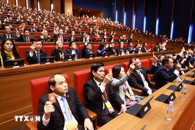 Đoàn đại biểu Đảng bộ tỉnh Lạng Sơn biểu quyết tại phiên khai mạc Đại hội. (Ảnh: TTXVN)