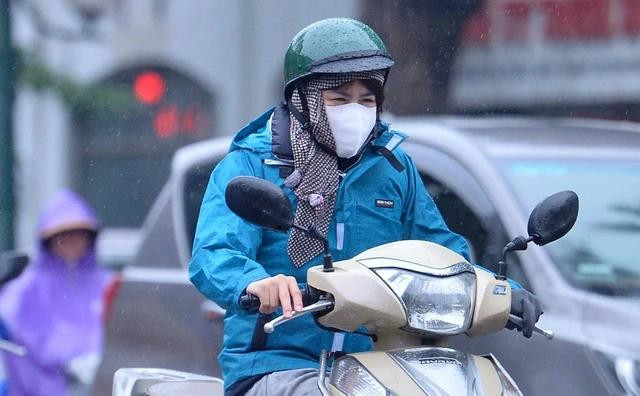 Không khí lạnh khiến thời tiết Hà Nội có mưa nhỏ và rét, nhiệt độ trong khoảng 11 - 13 độ C. ẢNH: ĐÌNH HUY