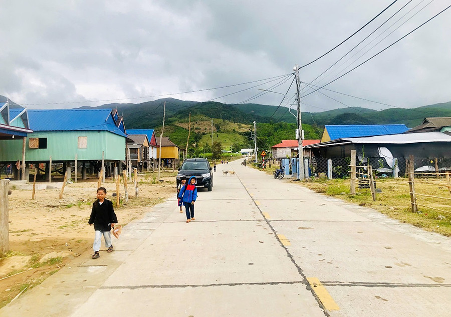 Khu tái định cư buôn Ma Giai được đầu tư các hạng mục đường giao thông, điện chiếu sáng, nước sinh hoạt cho người dân. Ảnh: L.N