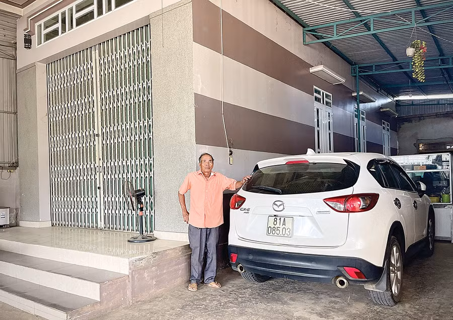 Sau gần 30 năm gắn bó với đàn bò, ông Nguyễn Kim Tống đã tạo nên cơ ngơi tiền tỷ. Ảnh: M.P