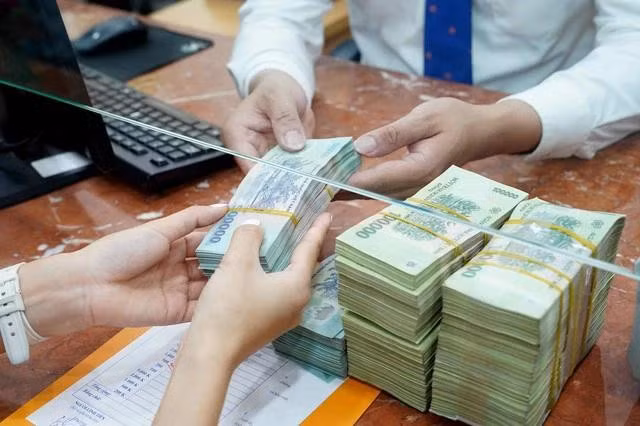 Người làm công ăn lương nhận tiền thưởng Tết Bính Ngọ 2026 phải nộp thuế nếu vượt ngưỡng giảm trừ theo quy định. ẢNH: NGỌC THẮNG