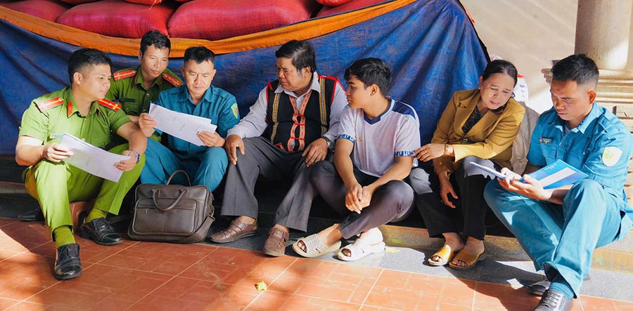 Công an xã Chư Pưh phối hợp cùng Ban chỉ huy quân sự xã đến nhà dân tuyên truyền theo phương châm “3 gặp, 4 biết”. Ảnh: Hồng Sơn