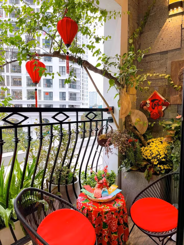 Ban công trang trí với phụ kiện đậm sắc Tết. (Ảnh: Vietnammoi)