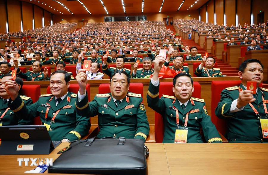 Đại biểu biểu quyết thông qua Nghị quyết Đại hội XIV của Đảng. (Ảnh: TTXVN)