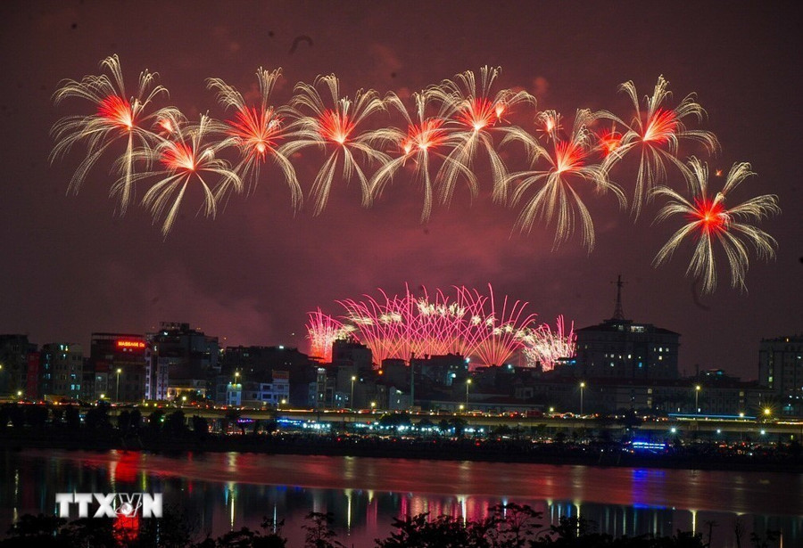 Màn trình diễn pháo hoa rực rỡ kết thúc chương trình. (Ảnh: TTXVN