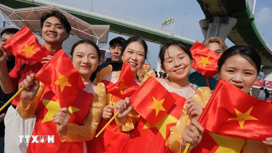 Thanh niên Việt Nam tại Osaka (Nhật Bản) thể hiện tình cảm với quê hương và niềm tin vào Đảng. (Ảnh: Nguyễn Tuyến/TTXVN )