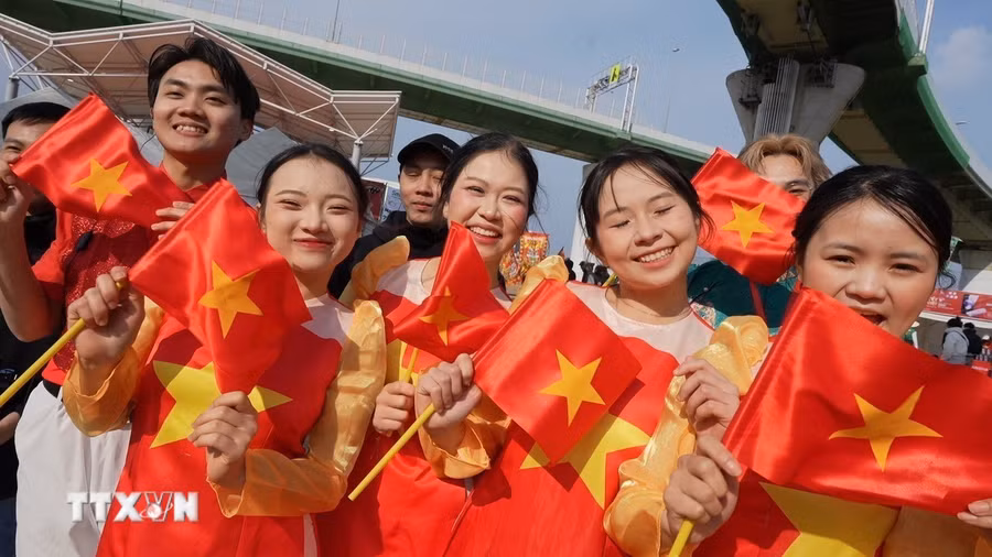 Thanh niên Việt Nam tại Osaka (Nhật Bản) thể hiện tình cảm với quê hương và niềm tin vào Đảng. (Ảnh: Nguyễn Tuyến/TTXVN )