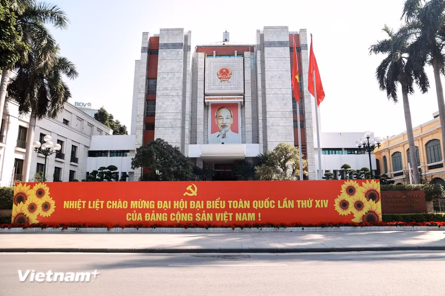 Khu vực hồ Hoàn Kiếm được trang trí cờ, pano chào mừng Đại hội đại biểu toàn quốc lần thứ XIV của Đảng; hình ảnh ghi nhận tại khu vực phía trước Trụ sở Ủy ban nhân dân thành phố Hà Nội. (Ảnh: Minh Hiếu/Vietnam+)