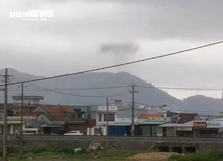 Khói bốc lên tại khu vực máy bay rơi.