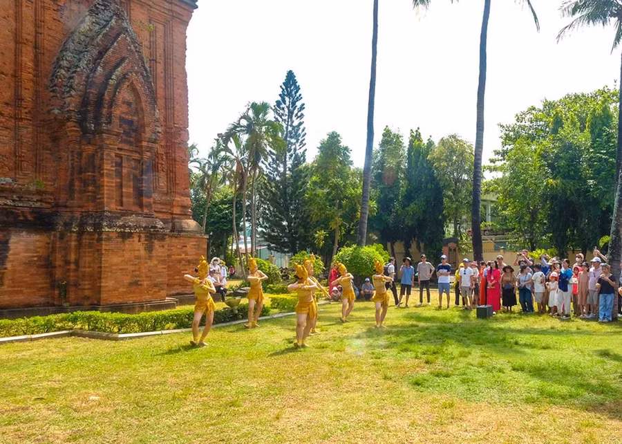 Du khách tham quan tháp Đôi (phường Quy Nhơn) - di tích do Bảo tàng tỉnh quản lý. Ảnh: Ngọc Nhuận