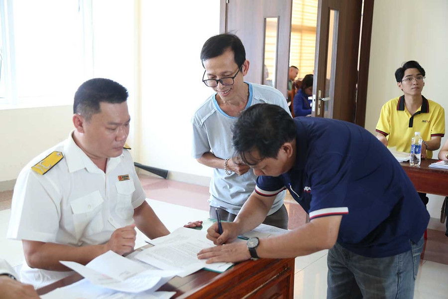 Công chức Thuế cơ sở 1 kiểm tra, rà soát thông tin kinh doanh tại các phường. Ảnh: T.Sỹ