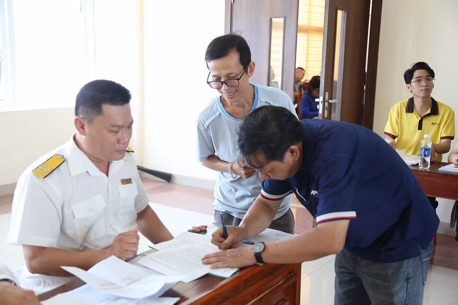 Công chức Thuế cơ sở 1 kiểm tra, rà soát thông tin kinh doanh tại các phường. Ảnh: T.Sỹ