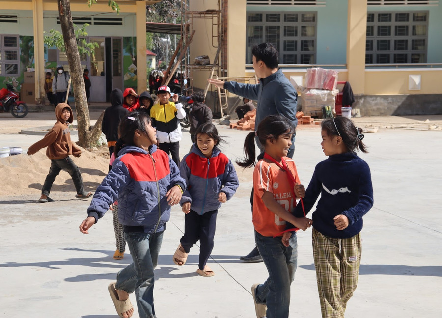 Niềm vui của các em học sinh tại trường Phổ thông dân tộc Bán trú Tiểu học Hà Đông khi nhận những phần quà. Ảnh: Kim Thoa