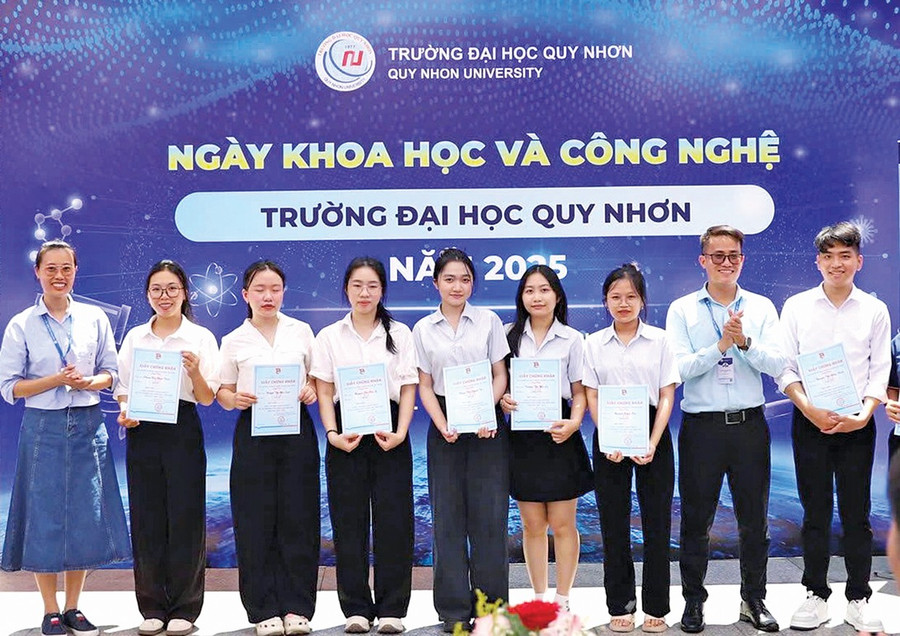 Trường Đại học Quy Nhơn trao giải cho các nghiên cứu khoa học, ý tưởng khởi nghiệp của giảng viên, sinh viên năm 2025.