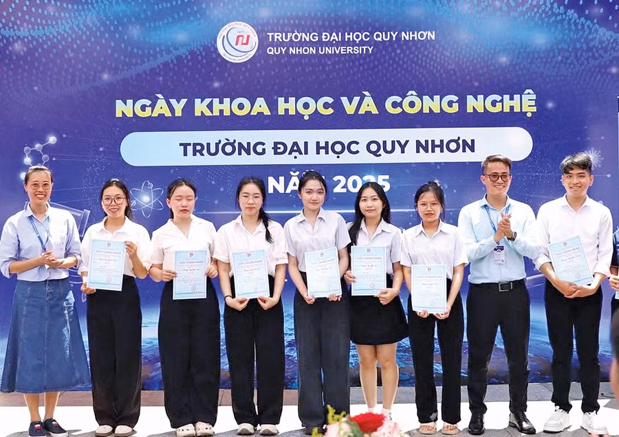 Trường Đại học Quy Nhơn trao giải cho các nghiên cứu khoa học, ý tưởng khởi nghiệp của giảng viên, sinh viên năm 2025.