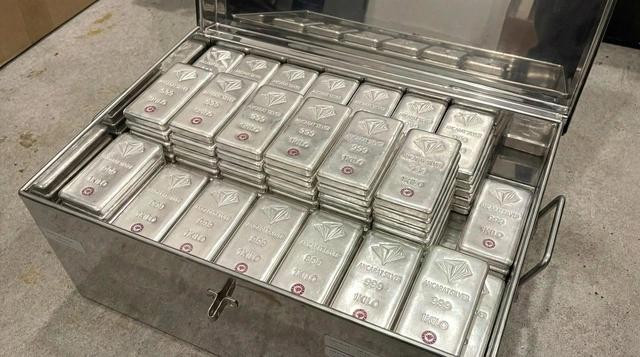 Chỉ trong vài ngày, giá bạc tăng thêm gần 10 triệu đồng mỗi kg. ẢNH: ĐT