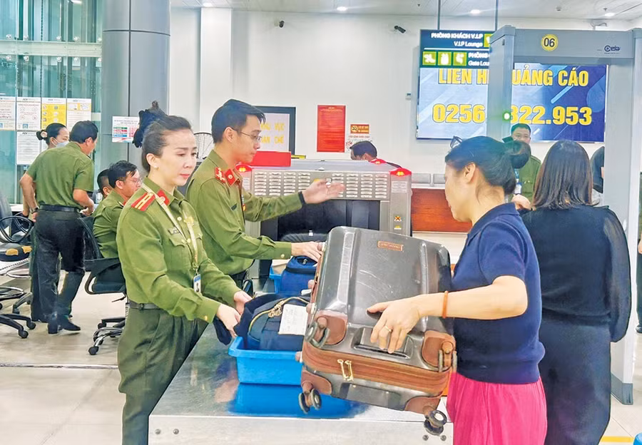 Lực lượng an ninh hàng không kiểm tra hành lý tại Điểm kiểm tra an ninh - Nhà ga hành khách Cảng hàng không Phù Cát. Ảnh: K.A