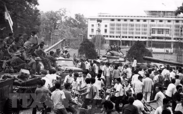 Nhân dân Sài Gòn kéo về dinh Độc Lập chào mừng quân giải phóng.