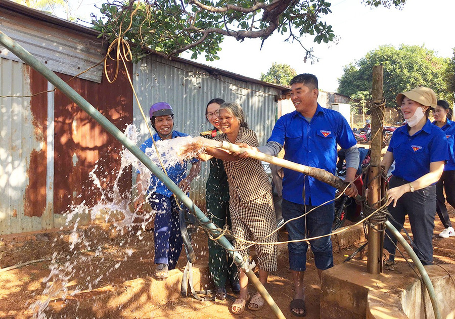Đoàn viên, thanh niên Binh đoàn 15 chở nước cấp cho người dân xã Ia Krêl gặp hạn hán. Ảnh: V.H