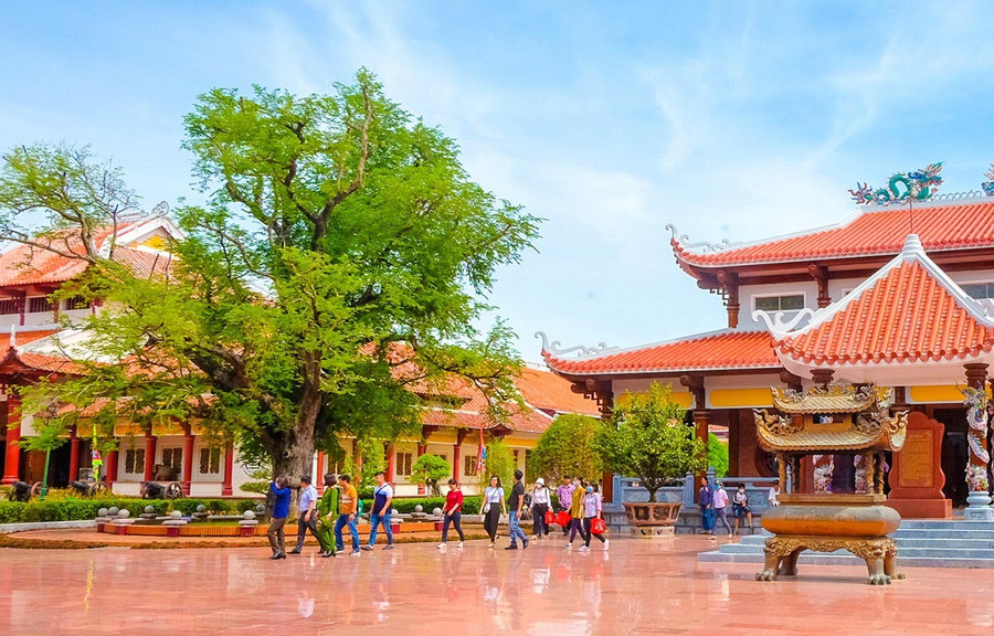 Du khách tham quan Bảo tàng Quang Trung (xã Tây Sơn) tìm hiểu di sản phong trào nông dân Tây Sơn. Ảnh: Đoan Ngọc