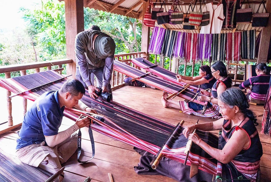 Làng du lịch cộng đồng Ia Mơ Nông (xã Ia Ly) bảo tồn tốt bản sắc văn hóa truyền thống, thu hút đông du khách đến tham quan. Ảnh: Hoàng Ngọc