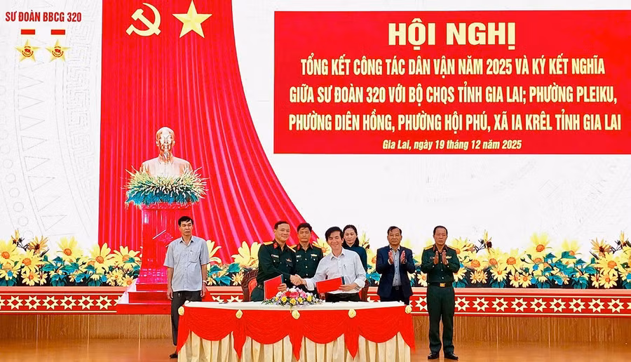 Hội nghị kết nghĩa giữa Sư đoàn 320 với Bộ Chỉ huy Quân sự tỉnh và các phường: Pleiku, Diên Hồng, Hội Phú và xã Ia Krêl. Ảnh: P.D