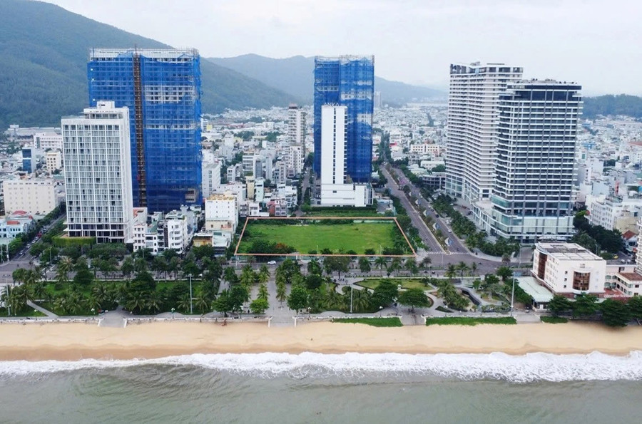 Khu đất K200 đường An Dương Vương (phường Quy Nhơn Nam) là một trong những danh mục dự án đấu giá trong năm 2026 để thực hiện Dự án xây dựng nhà ở chung cư hỗn hợp và Dự án xây dựng khu khách sạn tiêu chuẩn 5 sao, văn phòng cho thuê và trung tâm thương mại - dịch vụ. Ảnh: T.Sỹ