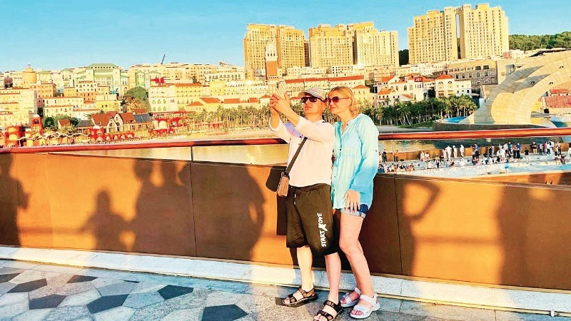 Du khách quốc tế “check-in” từ Cầu Hôn, Phú Quốc, tỉnh An Giang.