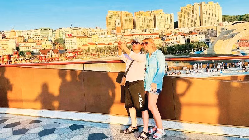 Du khách quốc tế “check-in” từ Cầu Hôn, Phú Quốc, tỉnh An Giang.