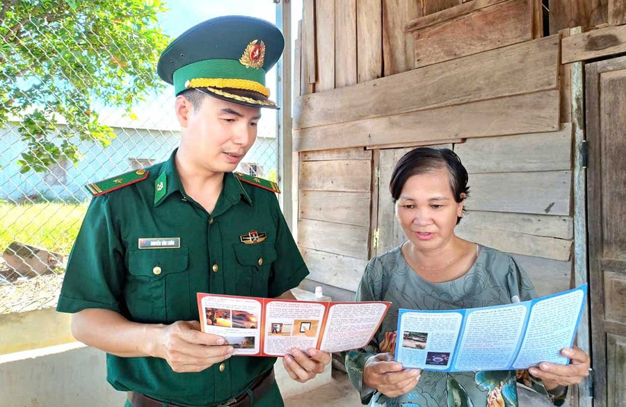 Cán bộ Đồn Biên phòng Ia Lốp tuyên truyền, vận động người dân làng Ring (xã Ia Mơ). Ảnh: Phương Dung