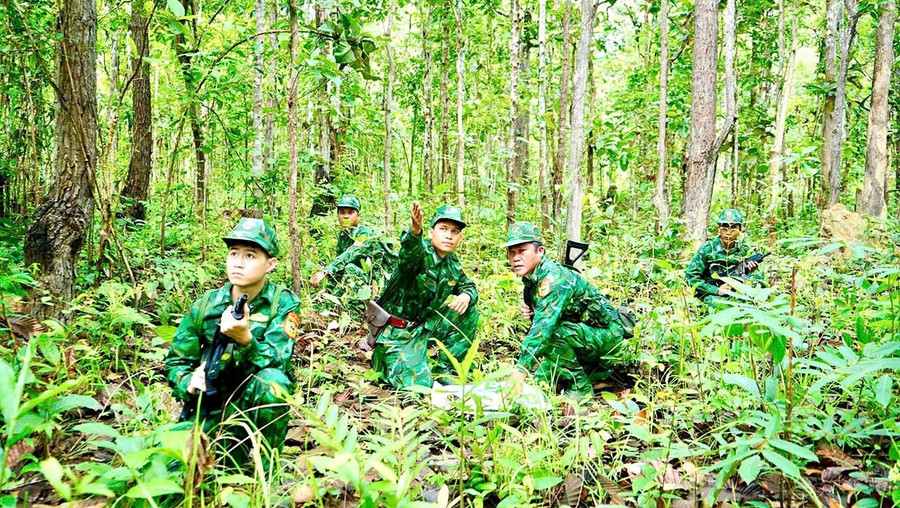 Cán bộ, chiến sĩ Đồn Biên phòng Ia Pnôn (xã Ia Pnôn) tuần tra, kiểm soát địa bàn. Ảnh: Phương Dung