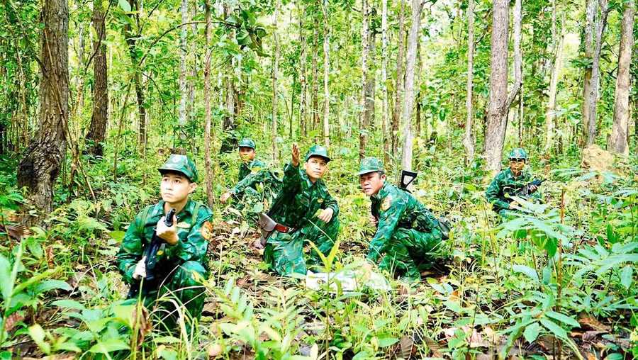 Cán bộ, chiến sĩ Đồn Biên phòng Ia Pnôn (xã Ia Pnôn) tuần tra, kiểm soát địa bàn. Ảnh: Phương Dung