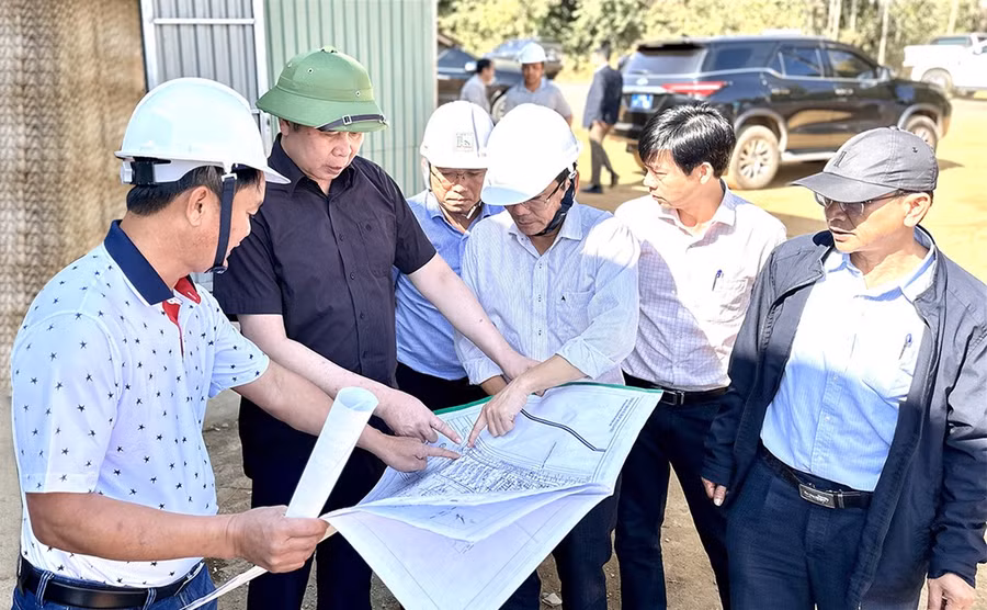 Phó Chủ tịch UBND tỉnh Lâm Hải Giang (thứ 2 từ trái sang) kiểm tra tiến độ thực hiện dự án Trường Phổ thông nội trú liên cấp xã Ia Púch.