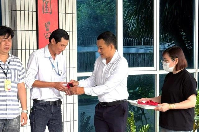 Ông Nguyễn Văn Bé Ba, Chủ tịch Công đoàn cơ sở Công ty TNHH Dụ Đức Việt Nam trao phần thưởng tết vàng cho lao động. ẢNH: CÔNG ĐOÀN CƠ SỞ CÔNG TY DỤ ĐỨC