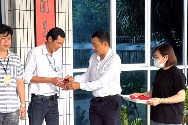 Ông Nguyễn Văn Bé Ba, Chủ tịch Công đoàn cơ sở Công ty TNHH Dụ Đức Việt Nam trao phần thưởng tết vàng cho lao động. ẢNH: CÔNG ĐOÀN CƠ SỞ CÔNG TY DỤ ĐỨC