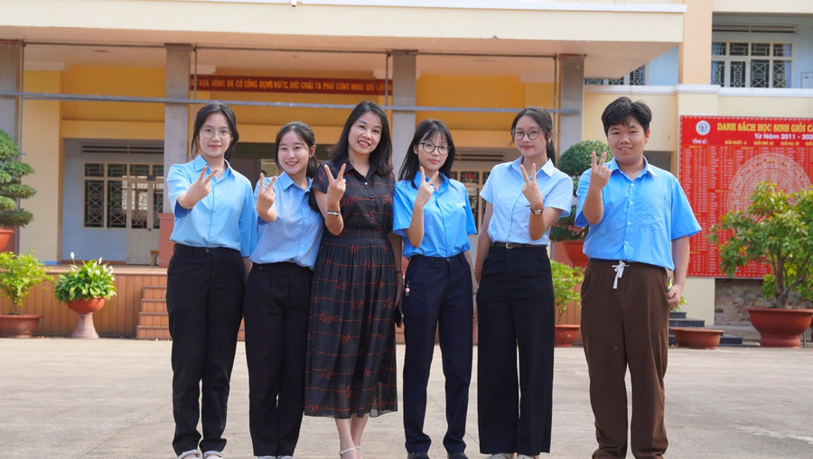 Tâm Anh (người thứ nhất bên trái) cùng cô Hoài Phương và các bạn trong đội tuyển học sinh giỏi quốc gia môn Ngữ văn