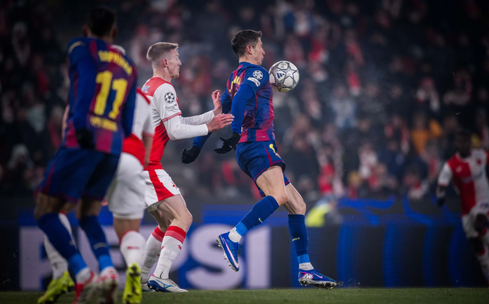 Lewandowski đá phản lưới nhà trong nỗ lực hỗ trợ phòng ngự