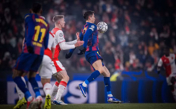 Lewandowski đá phản lưới nhà trong nỗ lực hỗ trợ phòng ngự