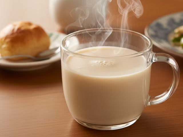 Sữa đậu nành có lợi cho sức khỏe khi dùng để thay thế các bữa ăn nhẹ giàu tinh bột, chất béo có hại. ẢNH: AI