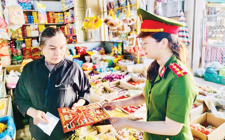 Đội Cảnh sát chữa cháy và cứu nạn cứu hộ đội số 1, Phòng Cảnh sát phòng cháy chữa cháy và cứu nạn cứu hộ (Công an tỉnh) tuyên truyền cho tiểu thương cách sử dụng điện, nhiệt an toàn. Ảnh: K.A