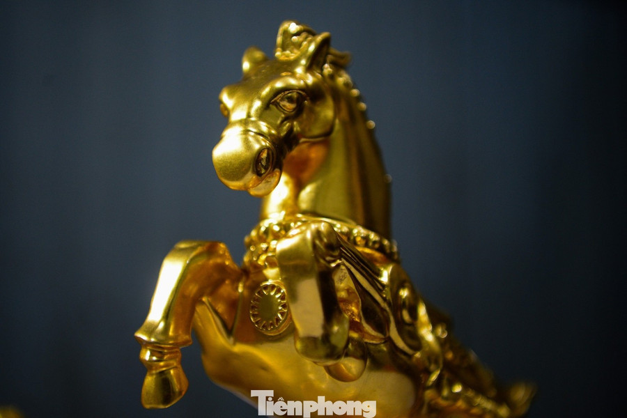 Từ bản vẽ sơ khai đến khi khoác lên lớp vàng lộng lẫy là hành trình kéo dài nhiều tháng.