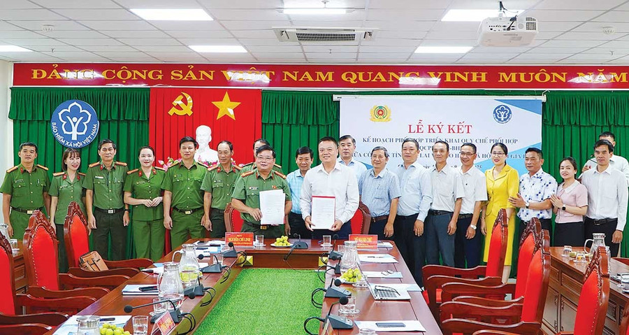 Bảo hiểm xã hội tỉnh ký quy chế phối hợp với Công an tỉnh để cùng theo dõi, giám sát, bảo vệ quyền lợi người lao động tham gia bảo hiểm xã hội, bảo hiểm y tế, bảo hiểm thất nghiệp trên địa bàn. Ảnh: ĐVCC