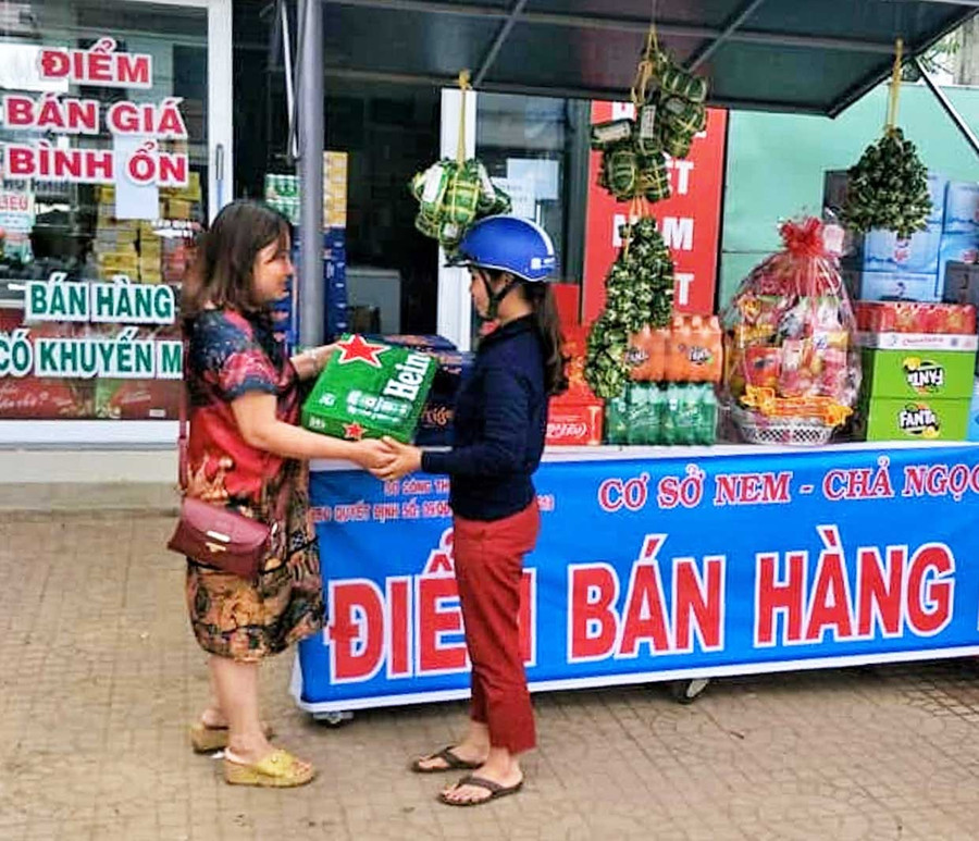 DN chuẩn bị hàng hóa bán tại các điểm bình ổn giá ở xã Hoài Ân. Ảnh: ĐVCC