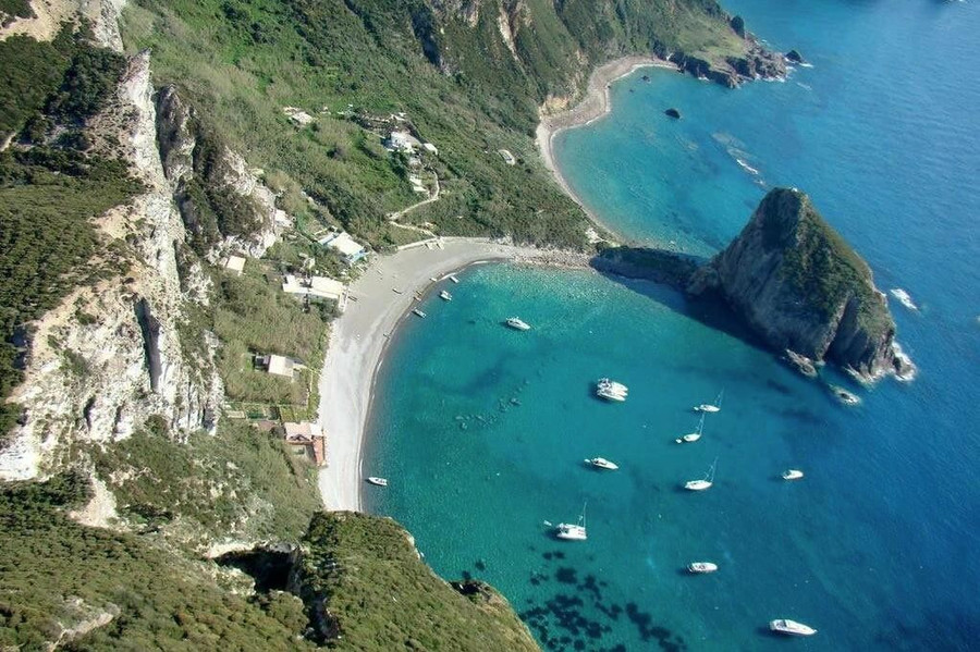 Palmarola được mệnh danh thiên đường của Ý. ẢNH: ITALIANISMO