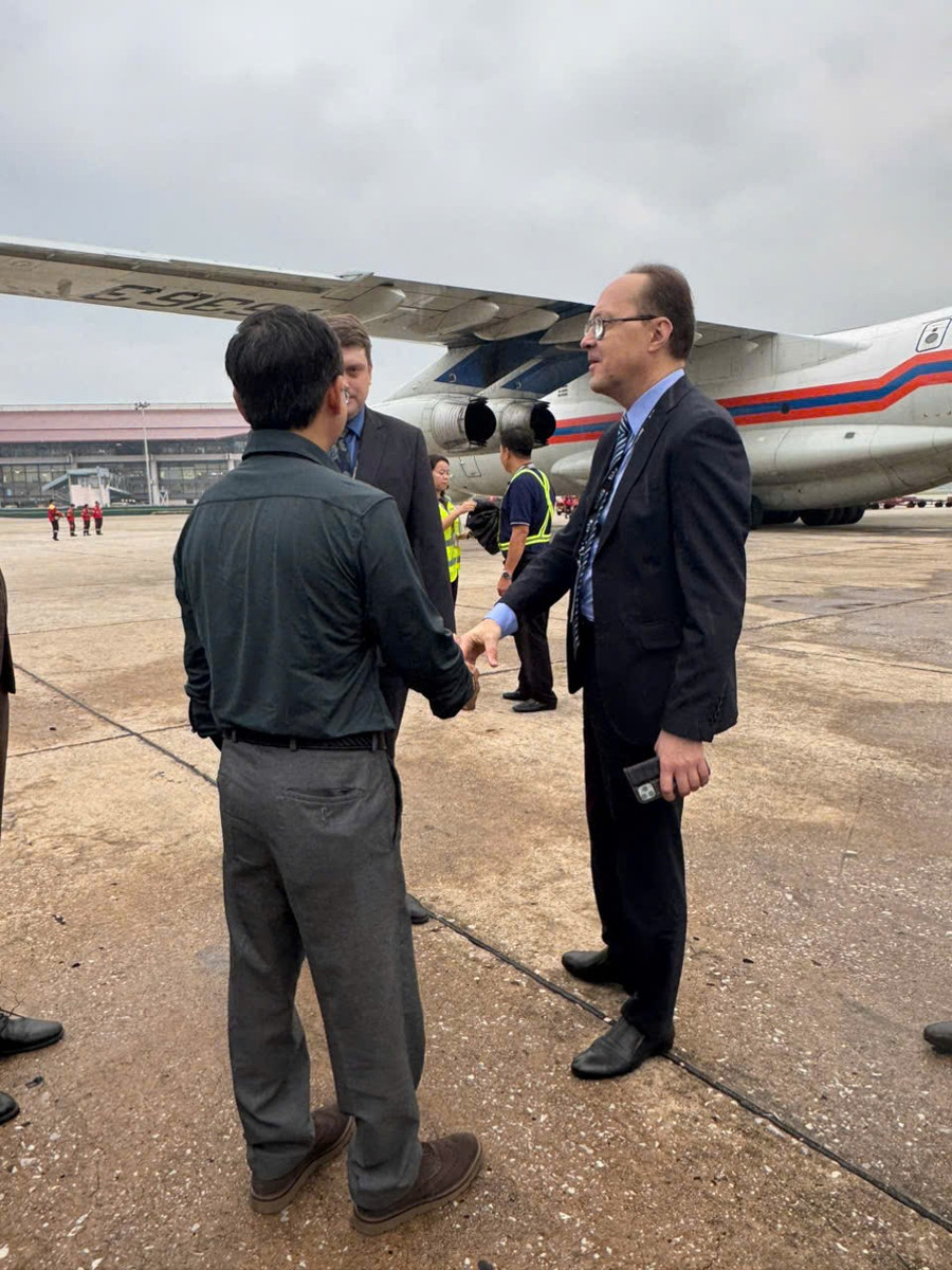 Đại sứ Liên bang Nga tại Việt Nam Gennady Bezdetko (bìa phải) tại sự kiện hang-vien-tro-3.jpg