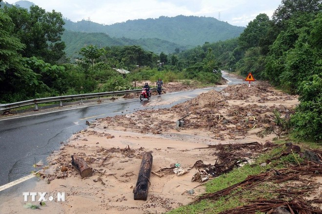 Do ảnh hưởng của mưa lớn, tuyến đường Hồ Chí Minh nằm ở khu vực miền núi phía Tây kết nối thành phố Đà Nẵng đi các tỉnh Tây Nguyên đang xuất hiện nhiều điểm sạt lở núi. (Ảnh Đỗ Trưởng/TTXVN) mua-lu-2.jpg