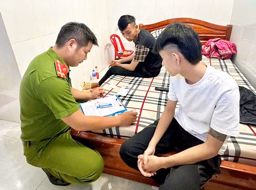 CA xã Tuy Phước test ma túy tại một nhà nghỉ ở thôn Trung Tín 1, phát hiện Lê Quốc Quân (SN 2003, thôn Phổ Trạch) và Đặng Văn Cử (SN 2001, thôn Huỳnh Mai) dương tính với ma túy.